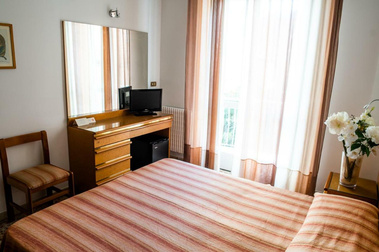 Hotel West End Alassio Esterno foto